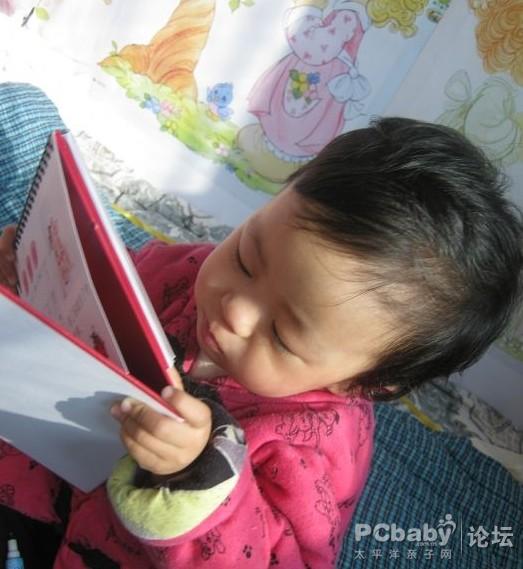 看得也倍兒認(rèn)真了，菲兒這是臺(tái)歷不是吃的，不用這么認(rèn)真