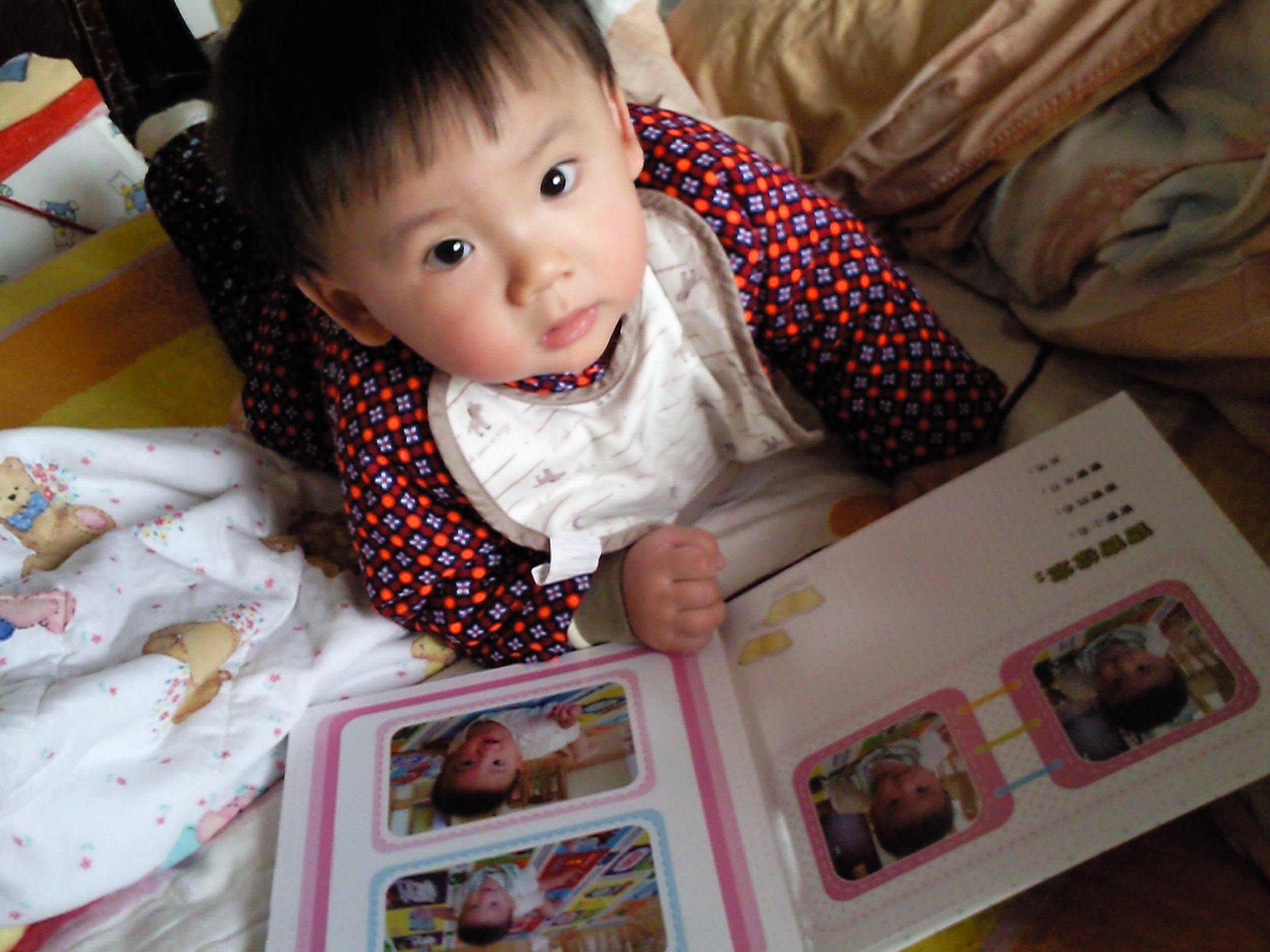 兒子你看什么呢，媽咪給你做了好東西，你要看的是照片書