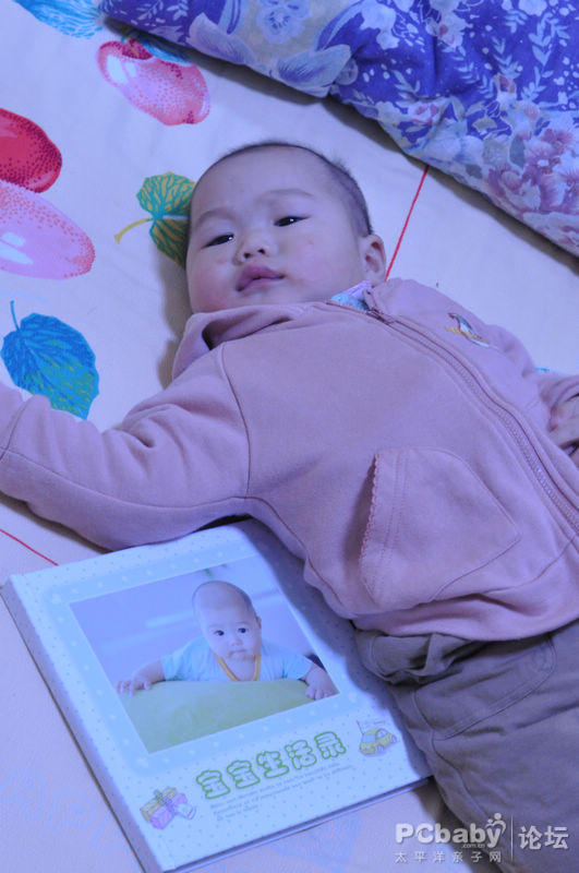 看看兒子和照片書的合照吧，這下你們就知道相冊(cè)有多大了